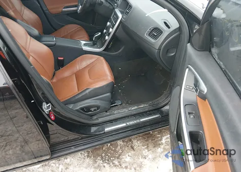 2016 Volvo S60 T5 Drive-E Premier z USA, uszkodzony, nr VIN YV126MFK1G2414291